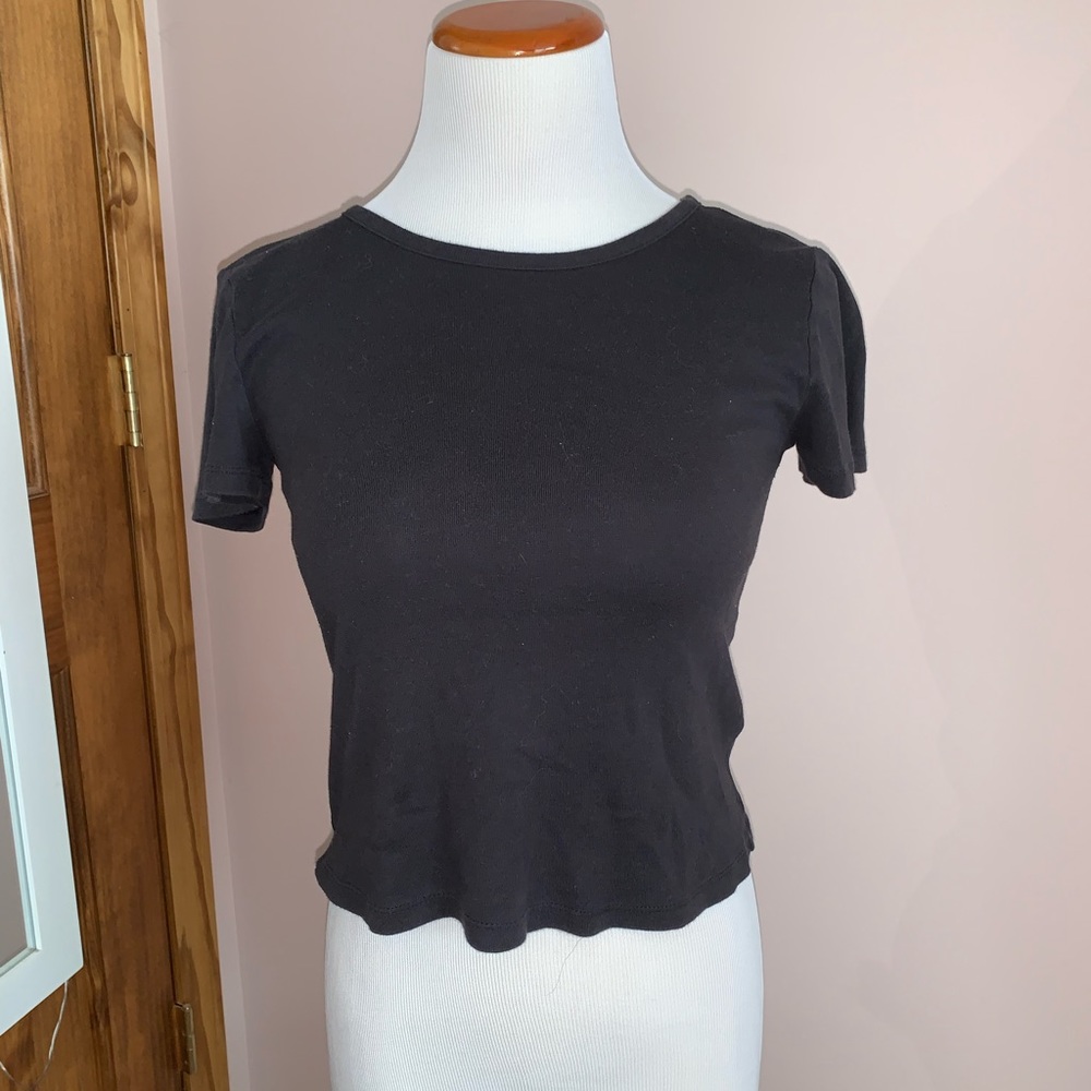 Black cropped tee shirt from SO